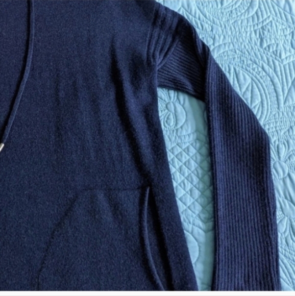 Navy blue long sleeve sweater hoodie pullover, medium, 2 front pockets, by Cyrus - Picture 4 of 11